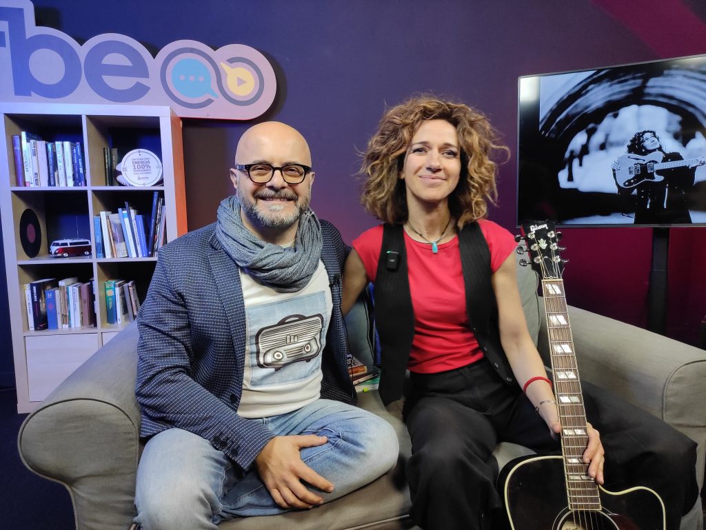 Monica P, musica rock in live acustico su RBE